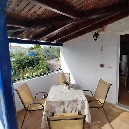 Dom wakacyjny House Giannis Haikos Two Minutes Walk To The Peroulia Kómboi