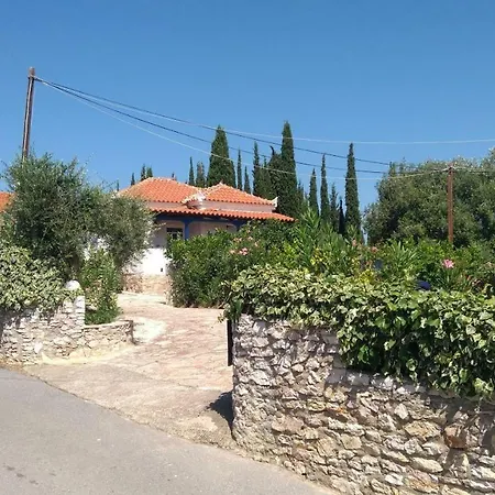 Dom wakacyjny House Giannis Haikos Two Minutes Walk To The Peroulia Kómboi